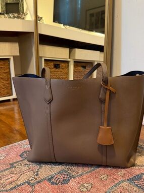 Tory Burch 	
Perry Triple-Compartment Tote - Clam Shell